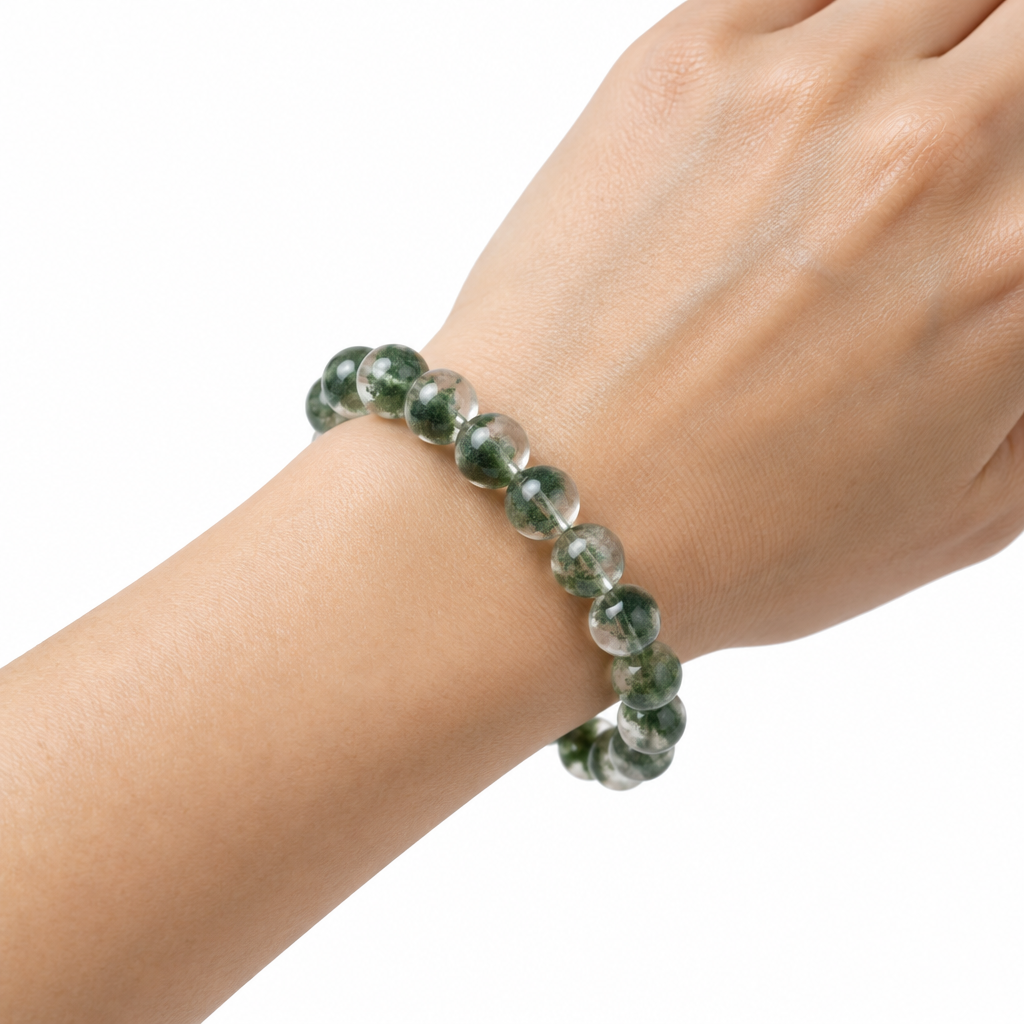 Bransoletka Green Phantom Quartz na nadgarstku modelki, biale tlo
